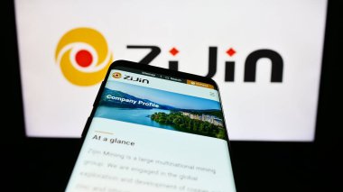 Stuttgart, Almanya - 08-17-2023: Çinli Zijin Mining Group Co. Limited firmasının web sayfası logo önünde ekranda. Telefon ekranının sol üst kısmına odaklan.