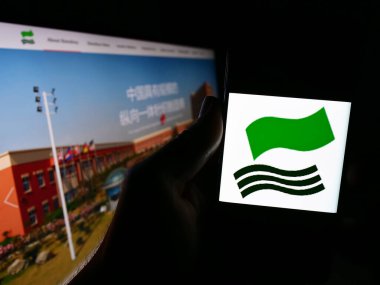 Stuttgart, Almanya - 08-17-2023: Shenzhou International Group Holding Limited adlı bir web sitesi bulunan cep telefonu sahibi. Telefon ekranının merkezine odaklan.