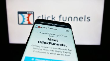 Stuttgart, Almanya - 08-17-2023: Yazılım şirketi ClickFunnels 'in (Etison LLC) web sitesi olan akıllı telefon iş logosu önünde ekranda. Telefon ekranının sol üst kısmına odaklan.