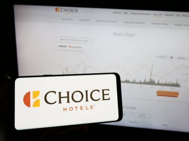 Stuttgart, Almanya - 08-18-2023: Amerikan şirketi Choice Hotels International Inc. 'in logosunun bulunduğu cep telefonu web sayfasının önünde ekranda. Telefon ekranına odaklan.