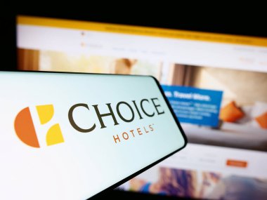 Stuttgart, Almanya - 08-18-2023: Web sitesi önünde ekranda Choice Hotels International Inc. 'in logosuna sahip akıllı telefon. Telefon ekranının merkez soluna odaklan.