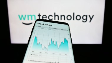 Stuttgart, Almanya - 08-18-2023: ABD 'li esrar teknoloji şirketi Weedmaps' in web sayfalı akıllı telefon iş logosu önünde ekranda. Telefon ekranının sol üst kısmına odaklan.