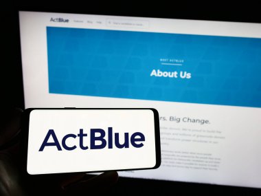 Stuttgart, Almanya - 08-20-2023: Bağış toplama kuruluşu ActBlue Charities Inc. 'in logosuna sahip kişi web sitesi önünde ekranda. Telefon ekranına odaklan.