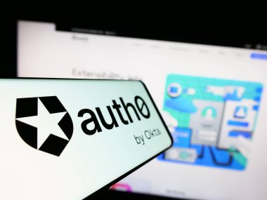 Stuttgart, Almanya - 08-20-2023: Web sitesinin önünde ekranda Okta 'nın Auth0 adlı Amerikan kimlik platformu şirketinin logosuna sahip akıllı telefon. Telefon ekranının merkez soluna odaklan.