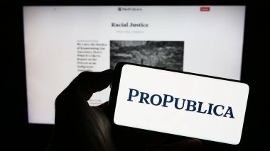 Stuttgart, Almanya - 08-20-2023: ABD 'li medya şirketi Pro Publica Inc.' in logosuyla cep telefonu sahibi kişi iş sayfası önünde ekranda. Telefon ekranına odaklan.