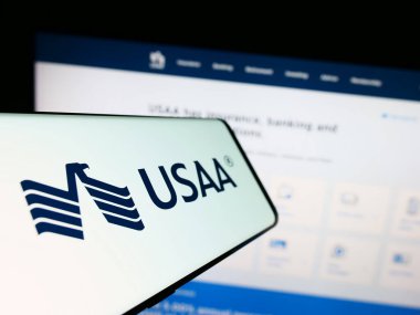 Stuttgart, Almanya - 08-20-2023: Web sitesinin önünde ekranda Birleşik Hizmetler Otomobil Birliği (USAA) logosu bulunan cep telefonu. Telefon ekranının merkez soluna odaklan.