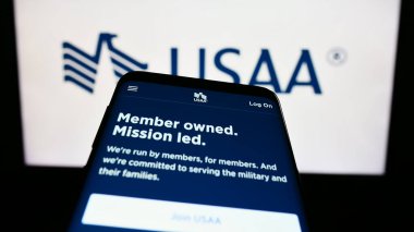 Stuttgart, Almanya - 08-20-2023: Birleşik Hizmetler Otomobil Birliği 'nin (USAA) web sitesi olan akıllı telefon iş logosu önünde ekranda. Telefon ekranının sol üst kısmına odaklan.