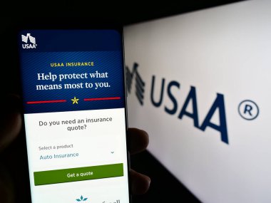 Stuttgart, Almanya - 08-20-2023: Birleşik Hizmetler Otomobil Derneği 'nin (USAA) web sayfası bulunan cep telefonu logosu ekranda. Telefon ekranının merkezine odaklan.