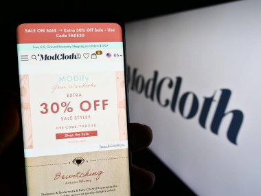Stuttgart, Almanya - 08-20-2023: Amerikan e-ticaret şirketi ModCloth 'un web sayfası olan cep telefonu logosu önünde ekranda. Telefon ekranının merkezine odaklan.