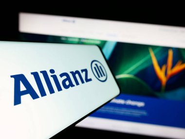 Stuttgart, Almanya - 08-20-2023: Alman sigorta şirketi Allianz SE 'nin logosunun yer aldığı cep telefonu iş sitesinin önünde ekranda. Telefon ekranının merkez soluna odaklan.