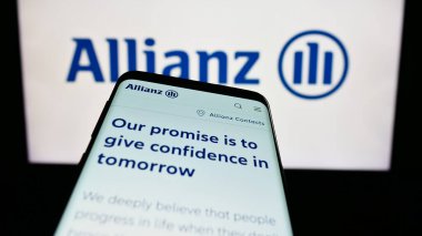 Stuttgart, Almanya - 08-20-2023: Alman sigorta şirketi Allianz SE 'nin web siteli akıllı telefon iş logosu önünde ekranda. Telefon ekranının sol üst kısmına odaklan.