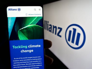 Stuttgart, Almanya - 08-20-2023: Alman sigorta şirketi Allianz SE 'nin web sayfası olan cep telefonu logonun önünde ekranda. Telefon ekranının merkezine odaklan.