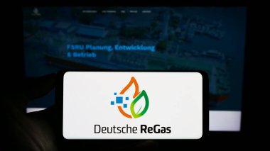 Stuttgart, Almanya - 08-20-2023: Alman firması Deutsche ReGas GmbH Co. KGaA 'nın logosunun bulunduğu cep telefonu web sayfası önünde ekranda. Telefon ekranına odaklan.