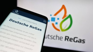 Stuttgart, Almanya - 08-20-2023: Alman firması Deutsche ReGas GmbH Co. KGaA 'nın web siteli akıllı telefon, iş logosu önünde ekranda. Telefon ekranının sol üst kısmına odaklan.