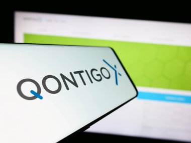 Stuttgart, Almanya - 08-20-2023: Alman finans veri şirketi Qontigo GmbH 'in logosuna sahip akıllı telefon iş dünyasının web sitesinin önünde ekranda. Telefon ekranının merkez soluna odaklan.