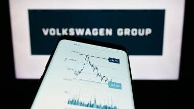 Stuttgart, Almanya - 08-20-2023: Alman otomotiv şirketi Volkswagen AG 'nin web sitesi ile cep telefonu iş logosu önünde ekranda. Telefon ekranının sol üst kısmına odaklan.