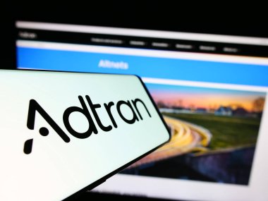 Stuttgart, Almanya - 08-20-2023: İnternet sitesinin önünde ekranda Amerikan telekomünikasyon şirketi Adtran Inc. 'in logosunun bulunduğu cep telefonu. Telefon ekranının merkez soluna odaklan.