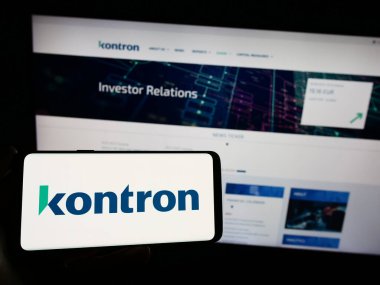 Stuttgart, Almanya - 08-20-2023: Alman bilgisayar donanım şirketi Kontron ST AG 'nin logosunun bulunduğu cep telefonu web sayfası önünde ekranda. Telefon ekranına odaklan.