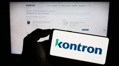 Stuttgart, Almanya - 08-20-2023: Alman bilgisayar donanım şirketi Kontron ST AG 'nin logosuna sahip akıllı telefon sahibi kişi web sitesinin önünde ekranda. Telefon ekranına odaklan.