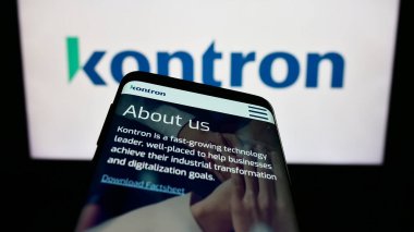 Stuttgart, Almanya - 08-20-2023: Alman bilgisayar donanım şirketi Kontron ST AG 'nin web sitesiyle birlikte cep telefonu logonun önünde ekranda. Telefon ekranının sol üst kısmına odaklan.