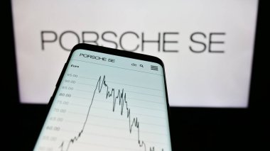 Stuttgart, Almanya - 08-20-2023: Alman Porsche Automobil Holding SE şirketinin web sitesi ile birlikte iş logosu önünde ekranda. Telefon ekranının sol üst kısmına odaklan.