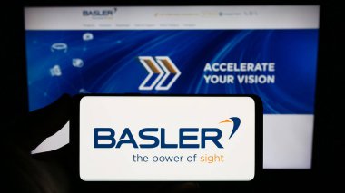 Stuttgart, Almanya - 08-21-2023: Alman görüntüleme şirketi Basler AG 'nin logosuna sahip kişi web sitesinin önünde ekranda. Telefon ekranına odaklan.