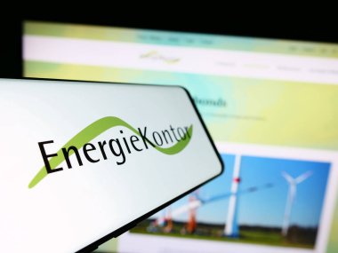 Stuttgart, Almanya - 08-21-2023: İnternet sitesinin önünde Alman yenilenebilir enerji şirketi Energiekontor AG 'nin logosuna sahip cep telefonu. Telefon ekranının merkez soluna odaklan.