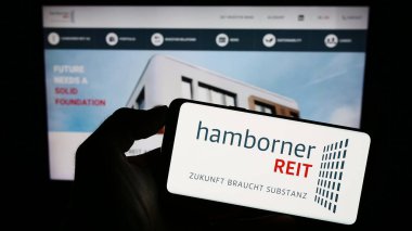 Stuttgart, Almanya - 08-21-2023: Alman emlak şirketi Hamborner Reit AG 'nin logosunun bulunduğu cep telefonu web sayfası önünde ekranda. Telefon ekranına odaklan.