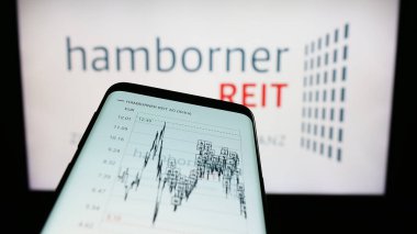 Stuttgart, Almanya - 08-21-2023: Alman emlak şirketi Hamborner Reit AG 'nin web siteli akıllı telefon iş logosu önünde ekranda. Telefon ekranının sol üst kısmına odaklan.