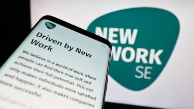 Stuttgart, Almanya - 08-22-2023: Alman firması New Work SE 'nin (XING) web sitesi ile birlikte iş logosu önünde cep telefonu. Telefon ekranının sol üst kısmına odaklan.
