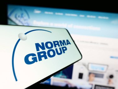 Stuttgart, Almanya - 08-22-2023: Alman üretim şirketi Norma Group SE 'nin logosunun yer aldığı cep telefonu, işletme web sitesinin önünde ekranda. Telefon ekranının soluna odaklan.