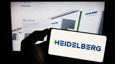 Stuttgart, Almanya - 08-22-2023: Alman şirketi Heidelberger Druckmaschinen AG 'nin logosunun bulunduğu cep telefonu web sayfası önünde ekranda. Telefon ekranına odaklan.