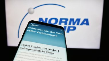 Stuttgart, Almanya - 08-22-2023: Alman imalat şirketi Norma Group SE 'nin web sayfalı akıllı telefon iş logosu önünde ekranda. Telefon ekranının sol üst kısmına odaklan.