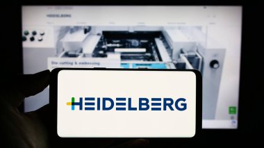 Stuttgart, Almanya - 08-22-2023: Alman şirketi Heidelberger Druckmaschinen AG 'nin logosunun bulunduğu cep telefonu web sayfası önünde ekranda. Telefon ekranına odaklan.