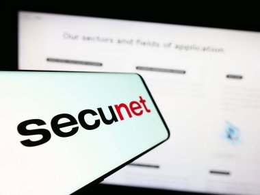 Stuttgart, Almanya - 08-22-2023: İnternet sitesi önünde Alman Secunet Security Networks AG logosuna sahip akıllı telefon. Telefon ekranının merkez soluna odaklan.