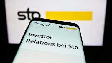 Stuttgart, Almanya - 08-22-2023: Alman inşaat malzemeleri şirketi STO SE Co. KGaA 'nın web sitesiyle birlikte cep telefonu logonun önünde ekranda. Telefon ekranının sol üst kısmına odaklan.