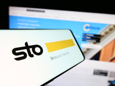 Stuttgart, Almanya - 08-22-2023: Web sitesinin önünde ekranda Alman inşaat malzemeleri şirketi STO SE Co. KGaA 'nın logosu bulunan cep telefonu. Telefon ekranının merkez soluna odaklan.