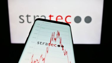 Stuttgart, Almanya - 08-22-2023: Alman tanı şirketi STRATEC SE 'nin web sitesi ile cep telefonu iş logosu önünde ekranda. Telefon ekranının sol üst kısmına odaklan.