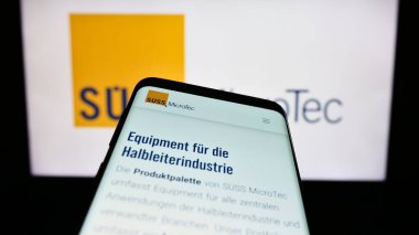 Stuttgart, Almanya - 08-22-2023: Alman teknoloji şirketi Suess Microtec SE 'nin web siteli akıllı telefon iş logosu önünde ekranda. Telefon ekranının sol üst kısmına odaklan.