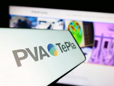 Stuttgart, Almanya - 08-22-2023: Alman teknoloji şirketi PVA TePla AG 'nin logosunun yer aldığı cep telefonu iş sitesinin önünde ekranda. Telefon ekranının soluna odaklan.