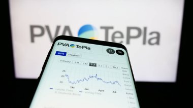 Stuttgart, Almanya - 08-22-2023: Alman teknoloji şirketi PVA TePla AG 'nin web sitesiyle birlikte cep telefonu iş logosu önünde ekranda. Telefon ekranının sol üst kısmına odaklan.