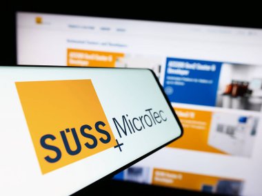 Stuttgart, Almanya - 08-22-2023: Alman teknoloji şirketi Suess Microtec SE 'nin logosunun yer aldığı cep telefonu iş sitesinin önünde ekranda. Telefon ekranının merkezine odaklan.