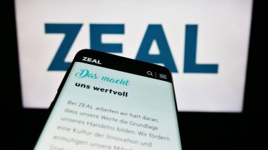 Stuttgart, Almanya - 08-24-2023: Alman piyango şirketi ZEAL Network SE 'nin web sitesiyle birlikte cep telefonu iş logosu önünde ekranda. Telefon ekranının sol üst kısmına odaklan.