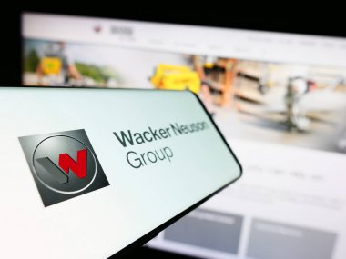 Stuttgart, Almanya - 08-24-2023: Alman makine şirketi Wacker Neuson SE 'nin logosunun yer aldığı cep telefonu işletme web sitesinin önünde ekranda. Telefon ekranının soluna odaklan.