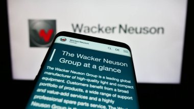 Stuttgart, Almanya - 08-24-2023: Alman makine şirketi Wacker Neuson SE 'nin web sitesine sahip akıllı telefon iş logosu önünde ekranda. Telefon ekranının sol üst kısmına odaklan.