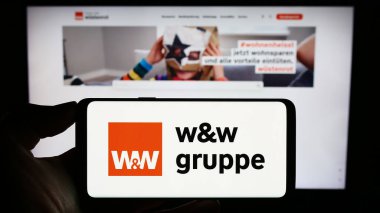 Stuttgart, Almanya - 08-24-2023: Alman Wuestenrot Wuerttembergische AG (WW) şirketinin logosunun bulunduğu cep telefonu web sayfası önünde ekranda. Telefon ekranına odaklan.