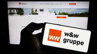 Stuttgart, Almanya - 08-24-2023: Alman Wuestenrot Wuerttembergische AG (WW) şirketinin logosuna sahip kişi web sitesinin önünde ekranda. Telefon ekranına odaklan.