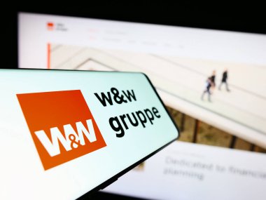 Stuttgart, Almanya - 08-24-2023: Alman Wuestenrot Wuerttembergische AG (WW) şirketinin logosuna sahip cep telefonu web sitesinin önünde ekranda. Telefon ekranının merkezine odaklan.