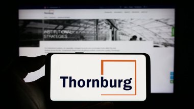 Stuttgart, Almanya - 08-25-2023: Thornburg Yatırım Yönetim Şirketi logosu olan cep telefonu web sayfası önünde ekranda. Telefon ekranına odaklan.