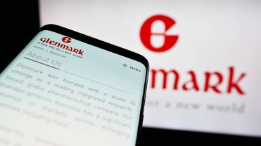 Stuttgart, Almanya - 08-25-2023: Hintli Glenmark Pharmaceuticals Limited şirketinin web siteli akıllı telefon logonun önünde ekranda. Telefon ekranının sol üst kısmına odaklan.